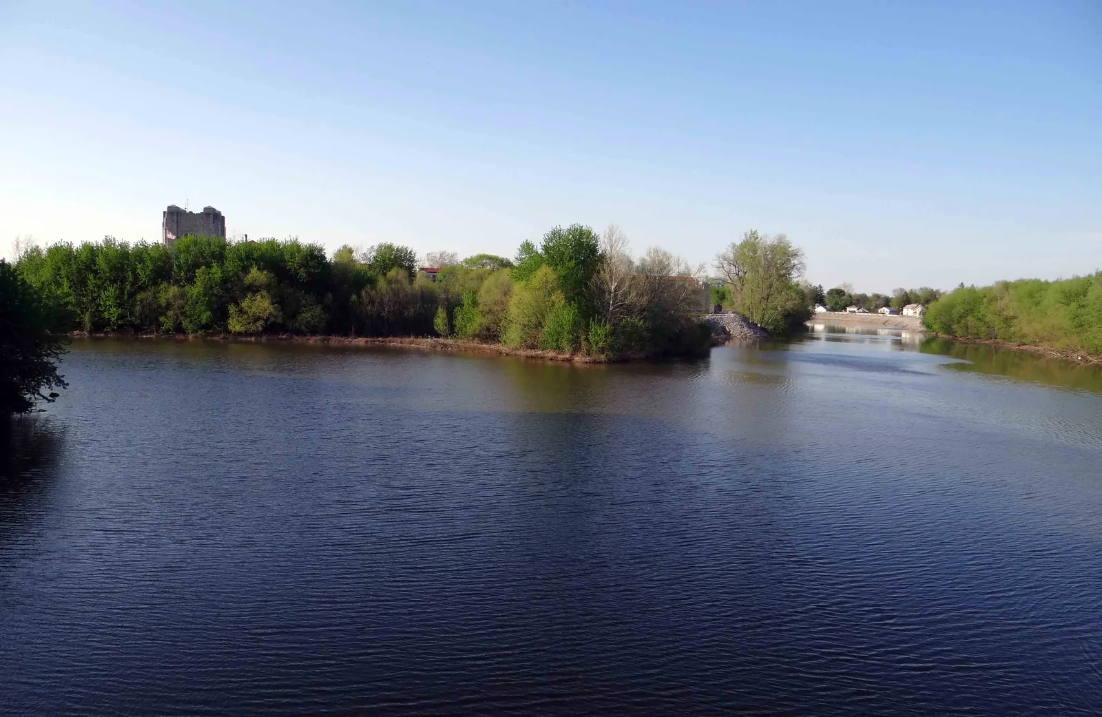 The St. Marys and St. Joseph rivers meeting to form the Maumee in Fort Wayne, Indiana, the corridor behind local flood risk