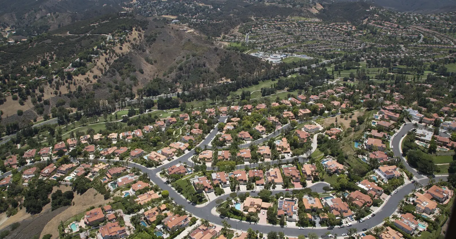 Aerial view of residential Los Angeles houses, 2026 housing market analysis for sellers