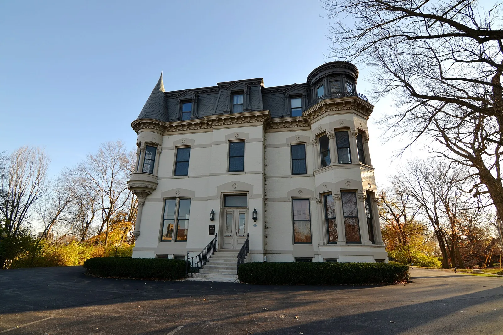 Historic three-story house at 1125 Main Street in Peoria, Illinois, under a clear sky